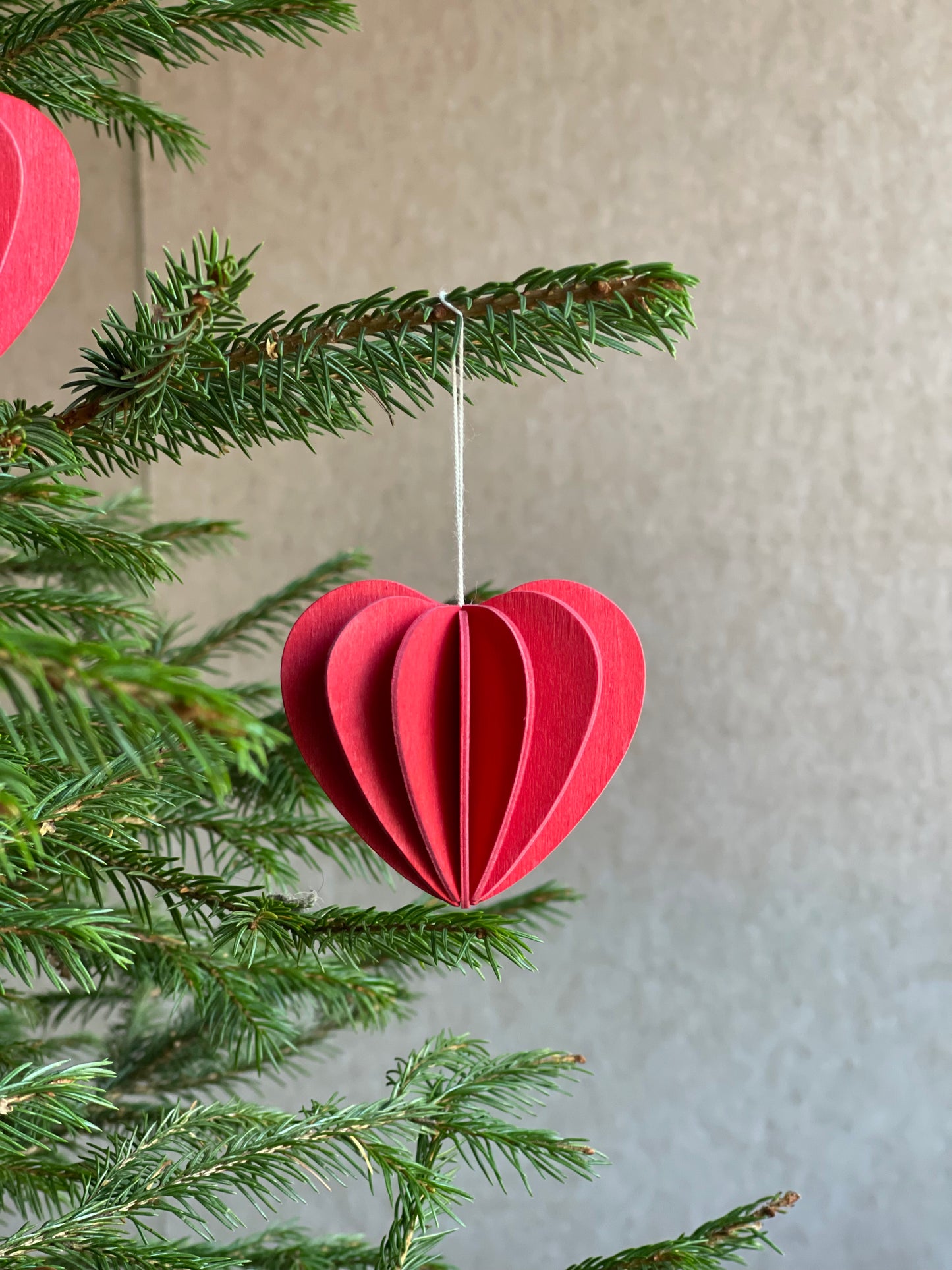 Coeurs rouges en bois