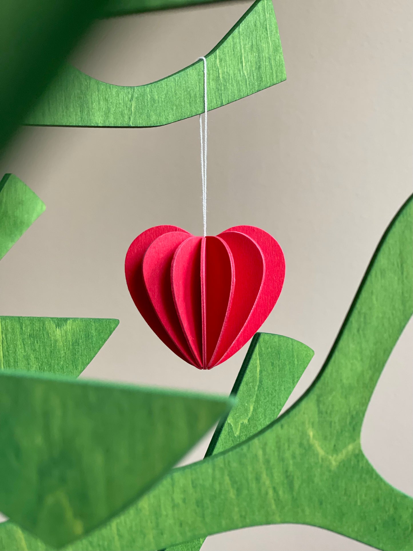 Coeurs rouges en bois