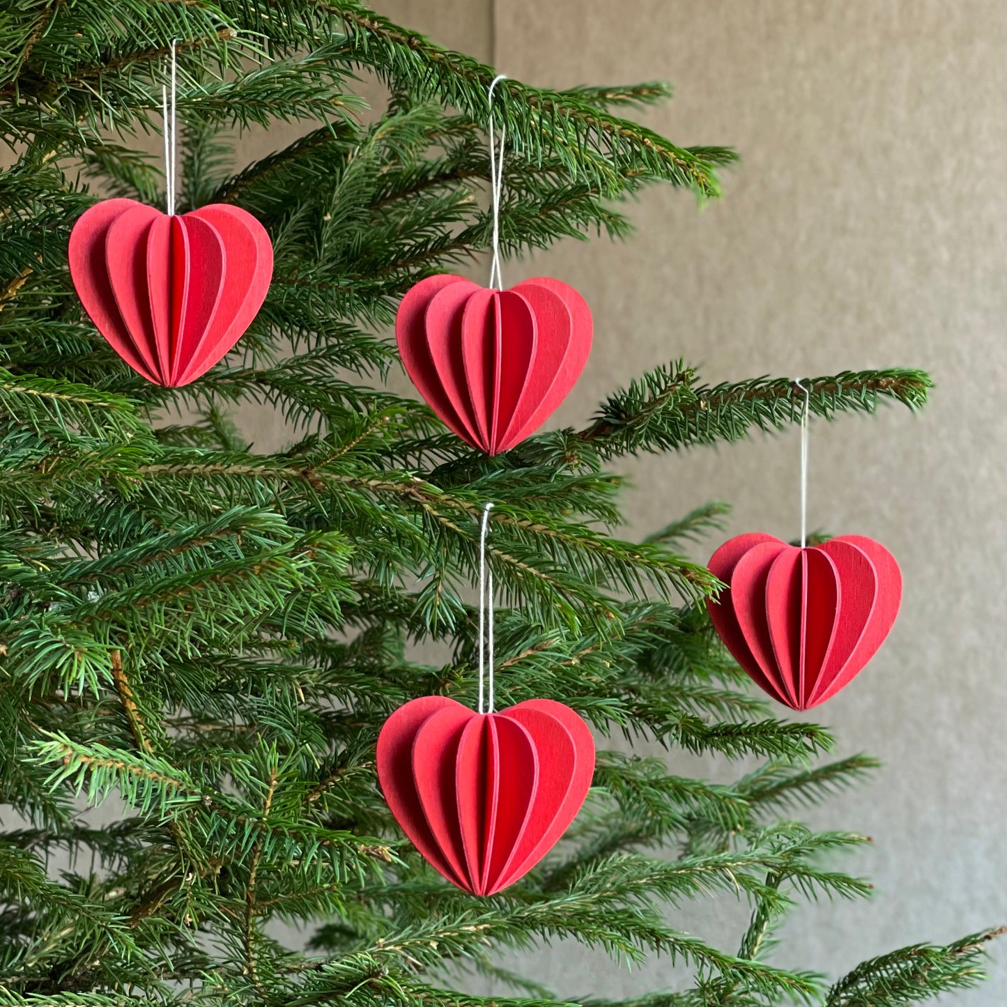 Coeurs rouges en bois